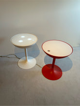 Laden Sie das Bild in den Galerie-Viewer, Zwei Beistelltische RECHARGE von Miniforms mit leuchtender LED-Beleuchtung in Weiß und Rot, retro-inspiriertes Design