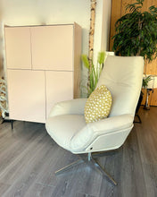 Laden Sie das Bild in den Galerie-Viewer, BW Daron Hochlehnsessel in Seitenansicht – leger gepolstert, ergonomischer Sitzkomfort