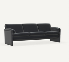 Laden Sie das Bild in den Galerie-Viewer, Leolux Bora Bora 3-Sitzer Sofa – ausgestellt bei Zeppenfeld Wohn Evolution in Olpe Klassiker