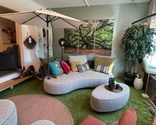 Laden Sie das Bild in den Galerie-Viewer, Bullfrog Design Outdoor Lounge Lagoon mit Hocker und Sonnenschirm