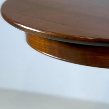 Laden Sie das Bild in den Galerie-Viewer, Eleganter Esstisch aus Kirschbaum massiv, Modell Tradition von Scholtissek, rund 85 cm.