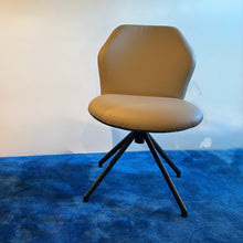 Laden Sie das Bild in den Galerie-Viewer, Ronald Schmitt Drehstuhl Ella Abverkauf Einzelstück