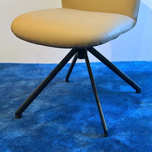 Laden Sie das Bild in den Galerie-Viewer, Ronald Schmitt Drehstuhl Ella Abverkauf Einzelstück