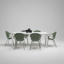 Laden Sie das Bild in den Galerie-Viewer, Esstisch Nori von Kirstalia in weiß mit Designstühlen Elephant Chair in grün