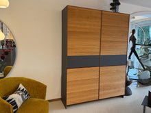 Laden Sie das Bild in den Galerie-Viewer, Scholtissek Geschirrschrank TRATUM – Lamellenfront in knorriger Eiche