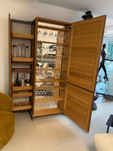 Laden Sie das Bild in den Galerie-Viewer, Scholtissek Geschirrschrank TRATUM – Lamellenfront in knorriger Eiche