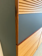 Laden Sie das Bild in den Galerie-Viewer, Scholtissek Geschirrschrank TRATUM – Lamellenfront in knorriger Eiche