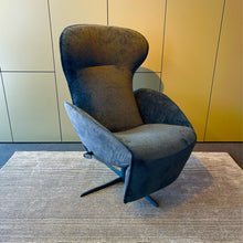 Laden Sie das Bild in den Galerie-Viewer, Jori Relaxsessel Daydreamer JR-7450 ltd. Edition Ocean: Rücken Nubuk Antrazit, Sitzfläche Stoff Mumble 12 Oltremare Gestell pulverbeschichtet graphitgrau