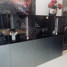 Laden Sie das Bild in den Galerie-Viewer, SOMA Highboard – integrierte Beleuchtung hinter Grauglas, elegante Frontansicht