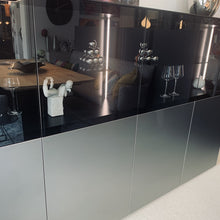 Laden Sie das Bild in den Galerie-Viewer, SOMA Highboard – integrierte Beleuchtung hinter Grauglas, elegante Tiefenwirkung