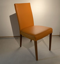 Laden Sie das Bild in den Galerie-Viewer, AERA / Lavida Diverso – Einzelstuhl Leder Orange | Rücken niedrig | Sitzhöhe 48 cm | 4-Fuß Nussbaum | Ausstellungsstück