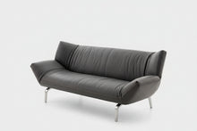 Laden Sie das Bild in den Galerie-Viewer, Leolux Devon Sofa – kleines Designerstück in modernem Wohnzimmer