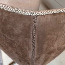 Laden Sie das Bild in den Galerie-Viewer, Detailansicht Ziernaht Leolux Caruzzo Limited Edition bei Möbel Zeppenfeld