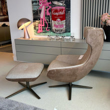 Laden Sie das Bild in den Galerie-Viewer, Design-Ohrensessel Leolux Caruzzo mit Hocker und Nackenkissen in edler Kombination