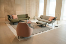 Laden Sie das Bild in den Galerie-Viewer, Leolux Devon 3-Sitzer Ecksofa mit breitem Longchair, modernes Designersofa mit feinen Naehten, Ambiente