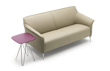 Laden Sie das Bild in den Galerie-Viewer, Leolux Mayon 3-Sitzer in creme als Freisteller mit Beistelltisch und Aluminiumfuessen