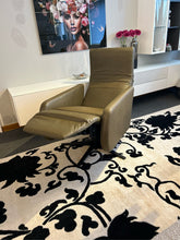 Laden Sie das Bild in den Galerie-Viewer, Relaxsessel Violetta Ausstellugnssstück SchnäppchenSitzkomfort Aneta kleiner Sessel platzspaarend Designmöbel Sauerland Möbel Zeppenfeld Olpe