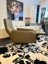 Laden Sie das Bild in den Galerie-Viewer, Relaxsessel Violetta Ausstellugnssstück SchnäppchenSitzkomfort Aneta kleiner Sessel platzspaarend Designmöbel Sauerland Möbel Zeppenfeld Olpe