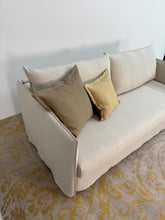 Laden Sie das Bild in den Galerie-Viewer, Schlafsofaprogramm Kyoto Go Kyoto-3 Signet Komfortschlafsofa Armlehndetail