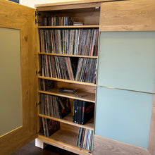 Laden Sie das Bild in den Galerie-Viewer, Scholtissek Varus Schrank – Eiche oder Astnuss | 150×170 & 186×205 - Möbelhaus H. Zeppenfeld GmbH