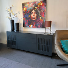 Laden Sie das Bild in den Galerie-Viewer, AERA Sideboard „Claire“ im Wohnambiente – Anthrazit matt RAL 7016, 189×79,2×45 cm, schwarzes Fußgestell