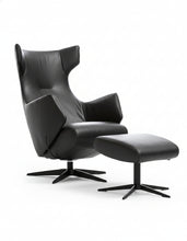 Laden Sie das Bild in den Galerie-Viewer, AERA TR-1005 Relaxsessel – Frontansicht in Leder Runner Schwarz, Fuß 32 mit Hocker Senza