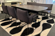 Laden Sie das Bild in den Galerie-Viewer, Akante Phoenix Ausziehtisch mit Keramikplatte in Rostbraun und Mobitec Bank Cosy in Leder anthrazit – modernes Esszimmerdesign