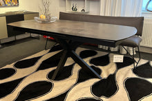 Laden Sie das Bild in den Galerie-Viewer, Ausziehtisch Akante Phoenix mit Keramikplatte in Rostoptik und Spider-Gestell in Schwarz – modernes Designmöbelstück