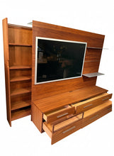 Laden Sie das Bild in den Galerie-Viewer, TV-Möbel Amar aus Nussbaum mit ausgezogenem Regal und geöffneten Schubladen – funktionale Details in der Übersicht.