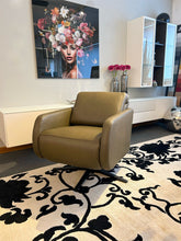 Laden Sie das Bild in den Galerie-Viewer, Violetta Aneta Relaxsessel in Oliv‑Leder, mit manuell verstellbarem Rücken‑ und Fußteil
