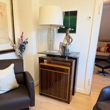 Laden Sie das Bild in den Galerie-Viewer, Homeoffice-Kommode mit Rauchglas-Ablage und Kabeldurchlass – Annibale Colombo Workstation