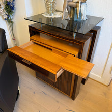 Laden Sie das Bild in den Galerie-Viewer, Glasplatte in Rauchglas auf Annibale Colombo Heimarbeitsplatz-Kommode – elegante Ablagefläche