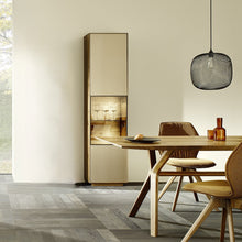 Laden Sie das Bild in den Galerie-Viewer, Anrei Puro Style SY771 – Vitrine in Asteichemit Glastür und schwarzem Metallrahmen, 50×198,6×35 cm, Ambiente