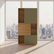 Laden Sie das Bild in den Galerie-Viewer, Anrei Puro Style SY772 – Vitrine in Asteiche mit Zopfbürstung, 98,1×198,6×35 cm, Lacktüren salbei, Freisteller
