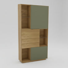 Laden Sie das Bild in den Galerie-Viewer, Anrei Puro Style SY772 – Vitrine in Asteiche mit Zopfbürstung, Lackelemente Salbei, 98,1×198,6×35 cm, Freisteller