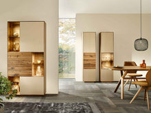 Laden Sie das Bild in den Galerie-Viewer, Anrei Puro Style SY772 – Vitrine in Astnuss mit Zopfbürstung, 98,1×198,6×35 cm, Wohnambiente