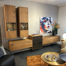 Laden Sie das Bild in den Galerie-Viewer, Anrei Wohnwand Puro Stone in Asteiche Barrique geölt und Stein Coffee Brown, wandhängend mit LED-Beleuchtung