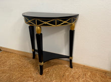 Laden Sie das Bild in den Galerie-Viewer, Stilvolle Bagus Konsole 0483 in Schwarz-Gold, halbrund mit klassischen Zierschnitzereien, Ausstellungsstück im Flur