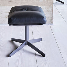 Laden Sie das Bild in den Galerie-Viewer, BW Daron Hocker in Seitenansicht – stabile Ausführung passend zum Sessel Leder Normandie