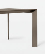 Laden Sie das Bild in den Galerie-Viewer, Kristalia Nori Esstisch Detail in komplett Bromo grey