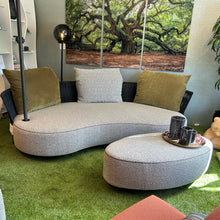 Laden Sie das Bild in den Galerie-Viewer, Detailansicht der Bullfrog Outdoor-Lounge „Lagoon“ mit Sonnenschirm, Hocker und Rückenkissen