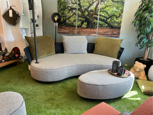 Laden Sie das Bild in den Galerie-Viewer, Detailansicht der Bullfrog Outdoor-Lounge „Lagoon“ mit Sonnenschirm, Hocker und Rückenkissen