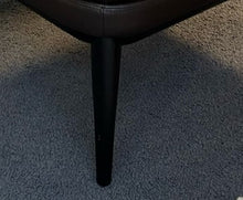 Laden Sie das Bild in den Galerie-Viewer, Eleganter Fuß des Grace Sessels von BW – schwarz gebeizt und stabil verarbeitet
