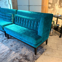 Laden Sie das Bild in den Galerie-Viewer, BW Polo Dining – Wendekissen in Blau/Silbergrau, Detail