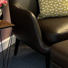 Laden Sie das Bild in den Galerie-Viewer, Detail der Armlehne am BW Sessel Grace – hochwertiges Leder Provence negro