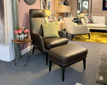 Laden Sie das Bild in den Galerie-Viewer, BW Bielefelder Werkstätten Grace Hochlehnsessel mit Hocker in Leder Provence negro – Vorderansicht