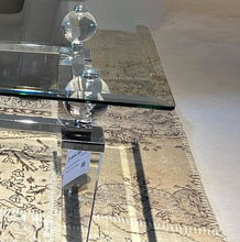 Laden Sie das Bild in den Galerie-Viewer, Design-Couchtisch mit Acrylbeinen und Glaskugel-Details, modernes Stilmöbel als Ausstellungsstück