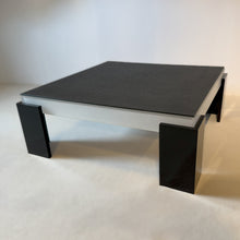 Laden Sie das Bild in den Galerie-Viewer, Acryltisch Couchtisch Cassius — Casarte Interiordesign – 94 x 94 cm | Exklusives Ausstellungsstück – Sonderpreis! - Möbelhaus H. Zeppenfeld GmbH
