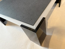 Laden Sie das Bild in den Galerie-Viewer, Nahaufnahme satiniertes Acrylgestell in schwarz, solide Möbelkonstruktion, hochwertiges Design von Casarte