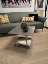 Laden Sie das Bild in den Galerie-Viewer, Beistelltisch 60×60 cm – Wohnsituation mit Keramikplatte und Edelstahlgestell passend für Duett K526 & Kolo K726 (DUO/pOp)